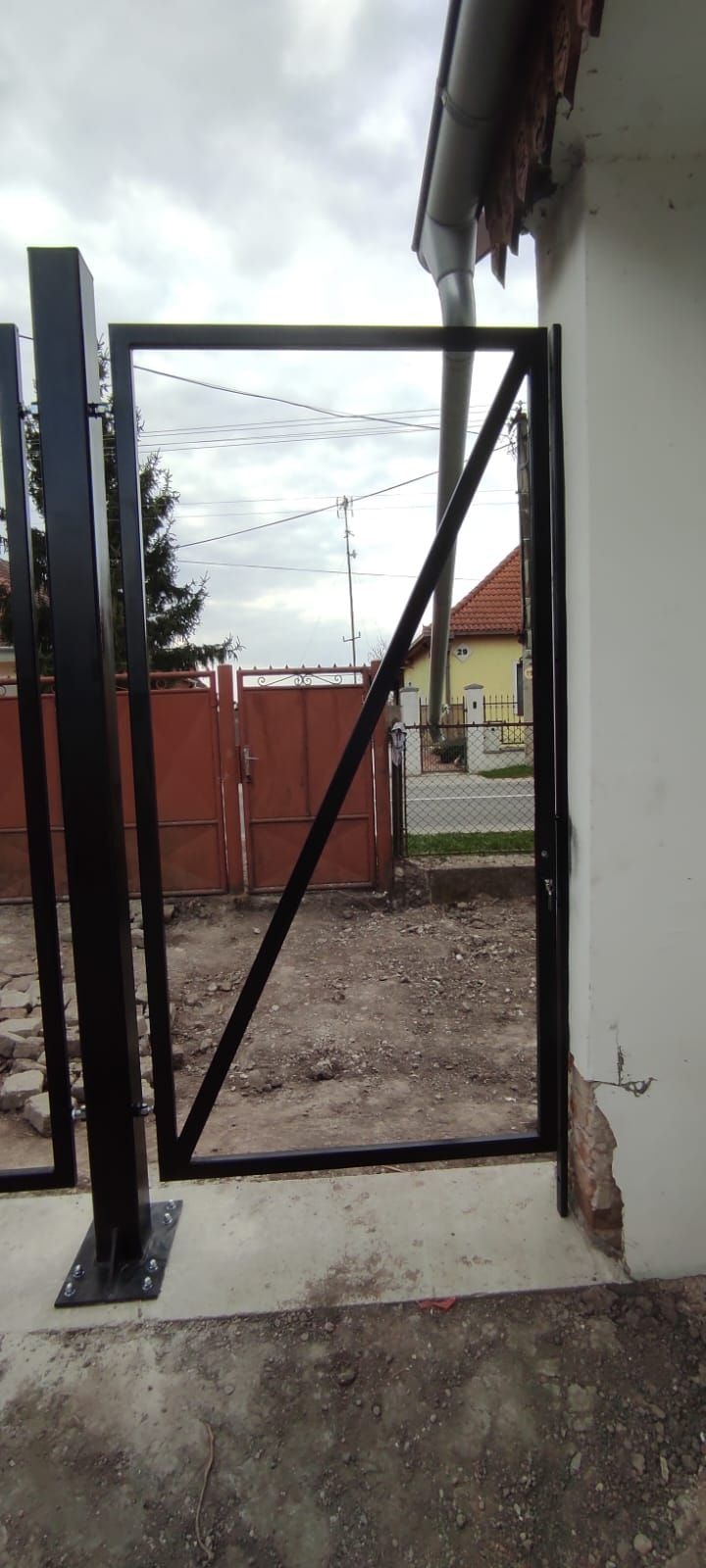 Detail oceľovej konštrukcie pod bránu pred doplnením výplne
