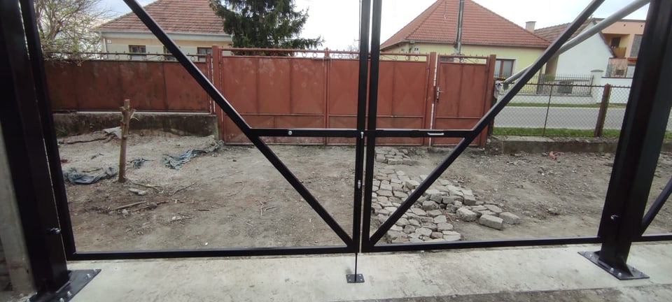 Oceľový rám pod bránu a bránku pri vidieckom dome