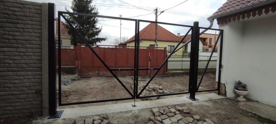 Oceľová konštrukcia vstupu pred doplnením výplne z bočného pohľadu