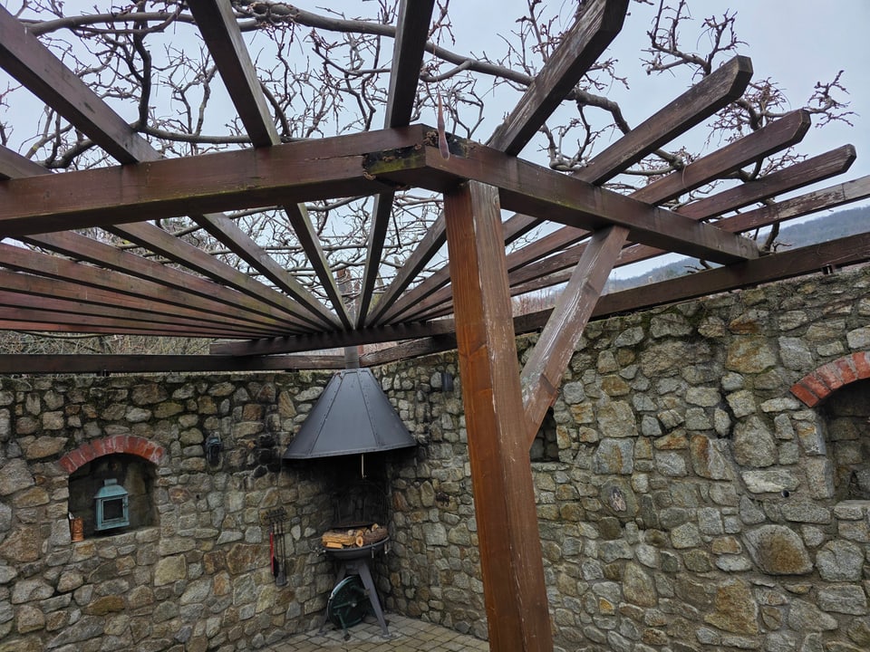 Pred výmenou: pôvodná drevená pergola pod vistériou