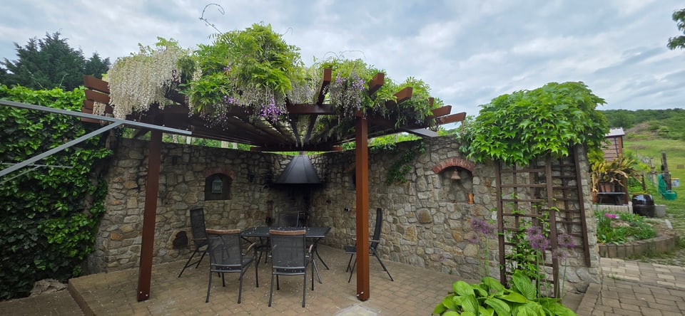 Po výmene: nová hnedá hliníková pergola vo vejárovitom tvare