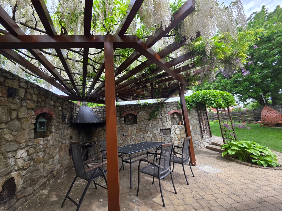 Hliníková pergola pri kamennom múriku